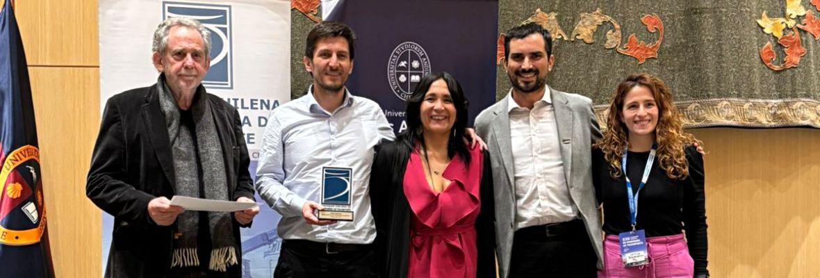 Funcionarios del DTPM recibiendo el premio Sochitran